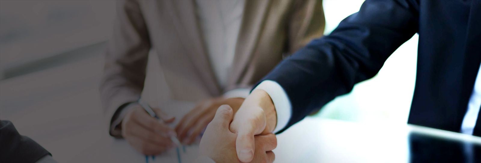 Aperto de mãos entre corretor e cliente